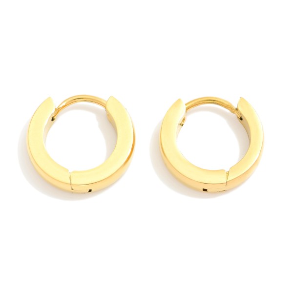 Metal Tone Hinged Huggie Hoop Earrings 

- Stainless Steel
- Water Resistant
- Approximately .5" D