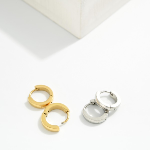 Metal Tone Hinged Huggie Hoop Earrings 

- Stainless Steel
- Water Resistant
- Approximately .5" D