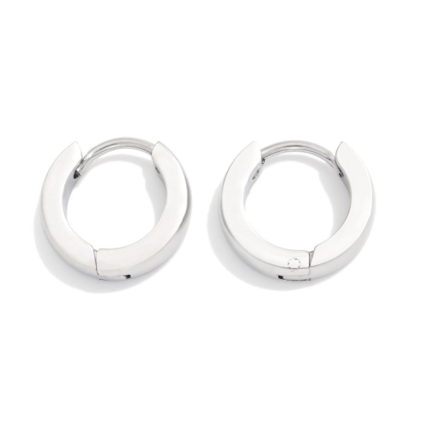 Metal Tone Hinged Huggie Hoop Earrings 

- Stainless Steel
- Water Resistant
- Approximately .5" D