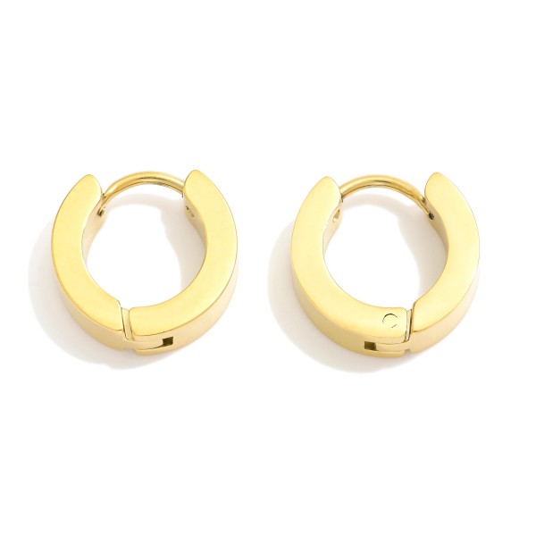 Chunky Metal Tone Hinged Huggie Hoop Earrings 

- Stainless Steel
- Water Resistant
- Approximately .5" D