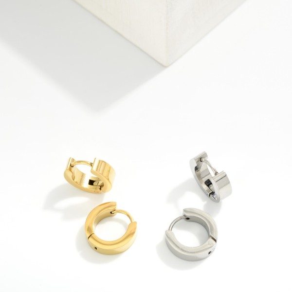 Chunky Metal Tone Hinged Huggie Hoop Earrings 

- Stainless Steel
- Water Resistant
- Approximately .5" D