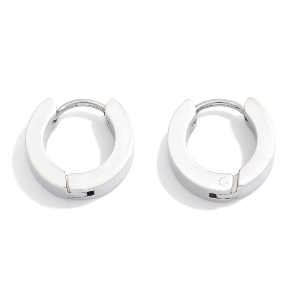 Chunky Metal Tone Hinged Huggie Hoop Earrings 

- Stainless Steel
- Water Resistant
- Approximately .5" D