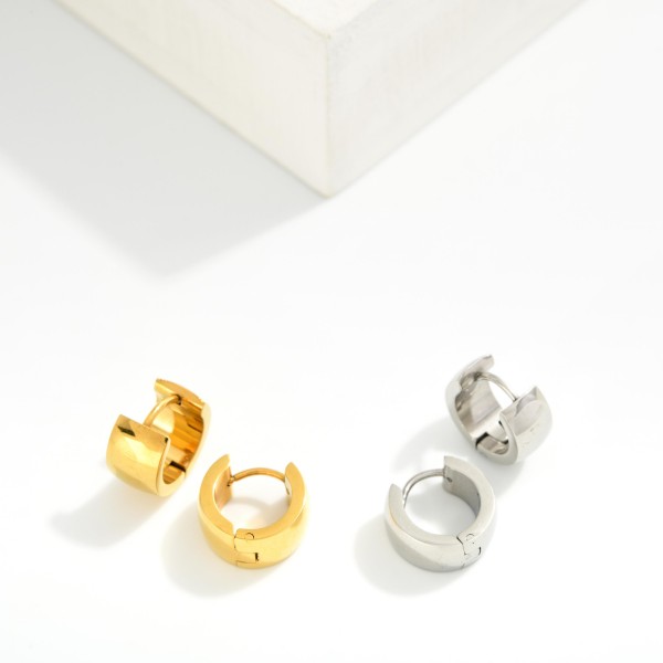 Chunky Metal Tone Hinged Huggie Hoop Earrings 

- Stainless Steel
- Water Resistant
- Approximately .25" D