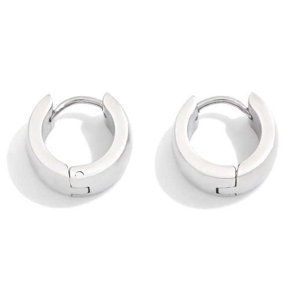 Chunky Metal Tone Hinged Huggie Hoop Earrings 

- Stainless Steel
- Water Resistant
- Approximately .25" D