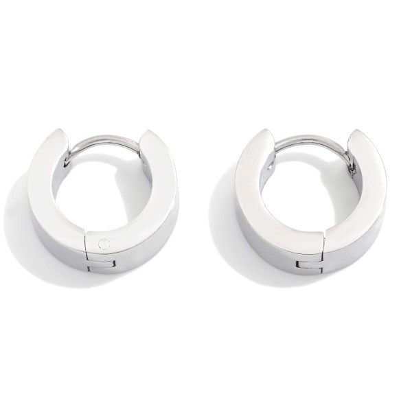 Flat Metal Huggie Hinged Hoop Earrings 

- Stainless Steel
- Water Resistant
- Approximately .5" D