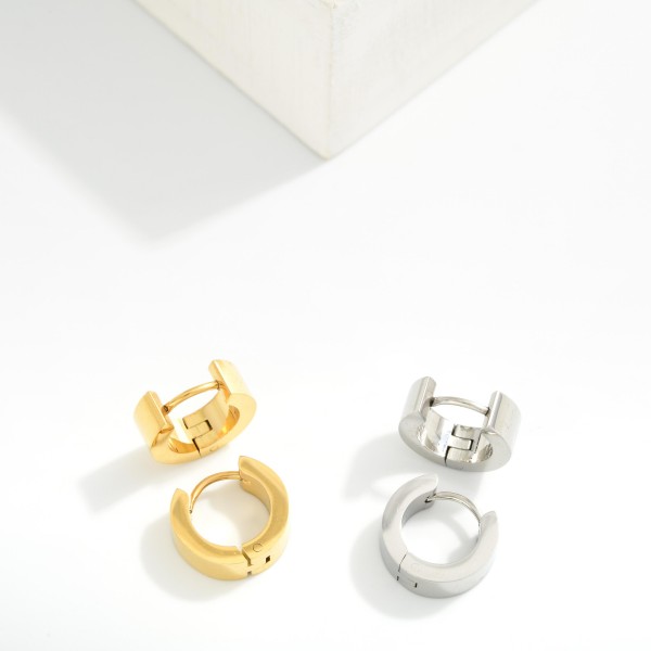 Flat Metal Huggie Hinged Hoop Earrings 

- Stainless Steel
- Water Resistant
- Approximately .5" D