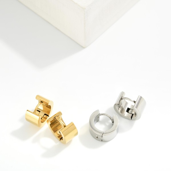 Flat Metal Hinged Huggie Hoop Earrings 

- Stainless Steel
- Water Resistant
- Approximately .5" D