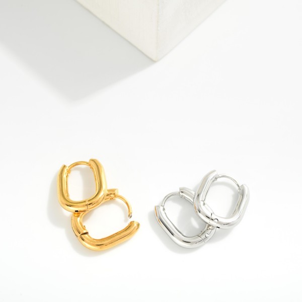 Metal Tone Oval Hinged Huggie Hoop Earrings 

- Stainless Steel
- Water Resistant
- Approximately .25" D
