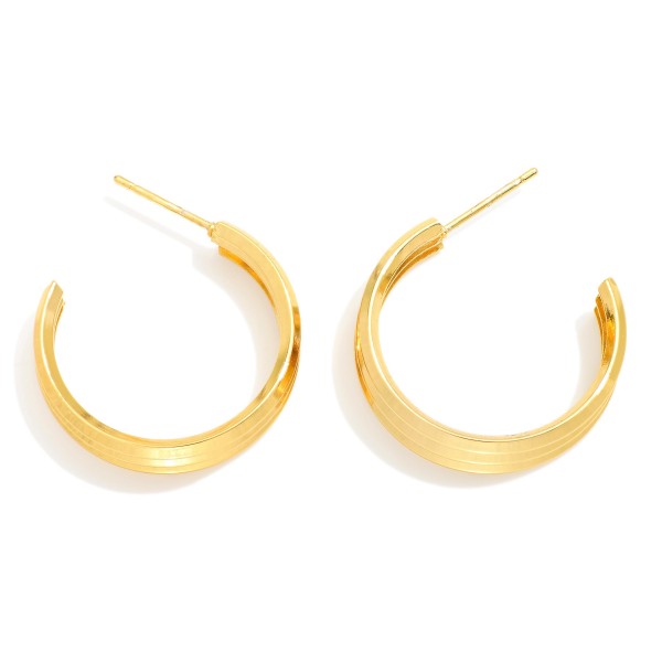 Ribbed Metal Tone Hoop Earrings 

- Stainless Steel
- Water Resistant
- Approximately .75" D