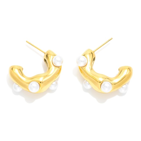 Chunky Wavy Metal Hoop Earrings With Pearl Details 

- Stainless Steel
- Water Resistant
- Approximately .75" D