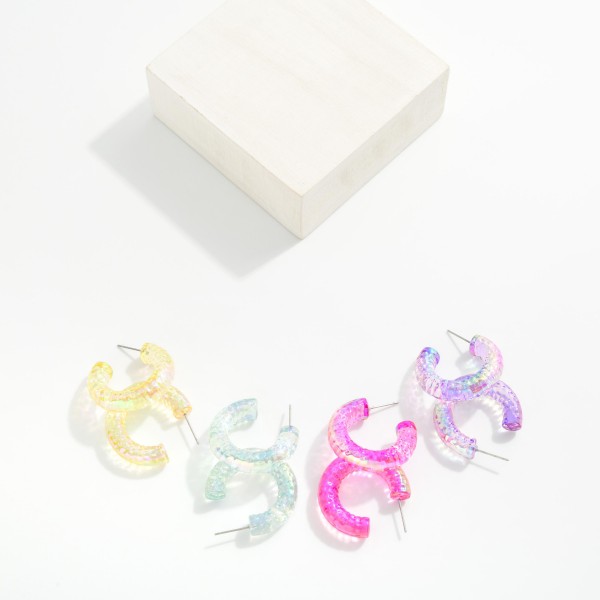 Ribbed Iridescent Acetate Hoop Earrings 

- Approximately 1" D 