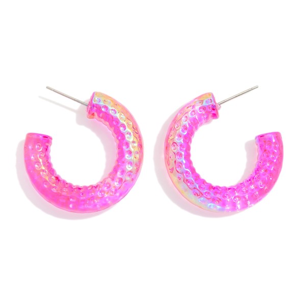 Ribbed Iridescent Acetate Hoop Earrings 

- Approximately 1" D 