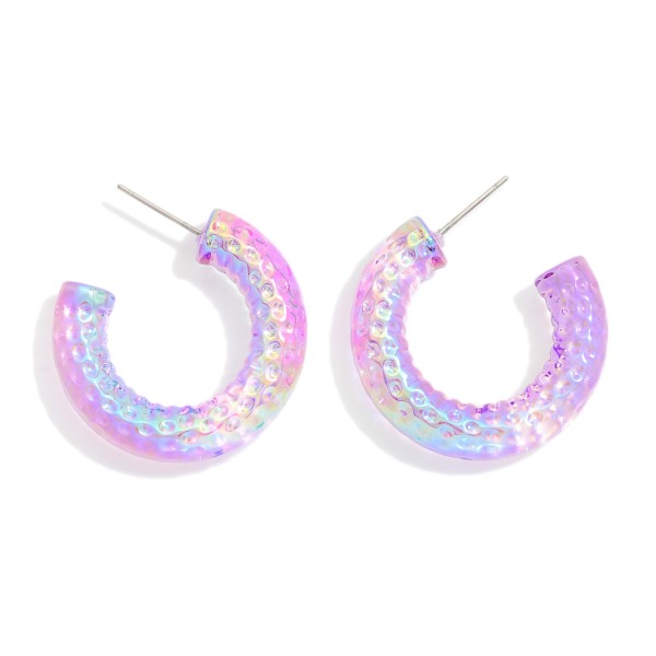 Ribbed Iridescent Acetate Hoop Earrings 

- Approximately 1" D 