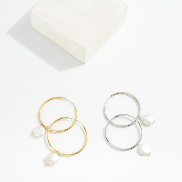 Metal Tone Tube Hoop Earrings Featuring Flat Pearl Detail 

- Approximately 1.5" D