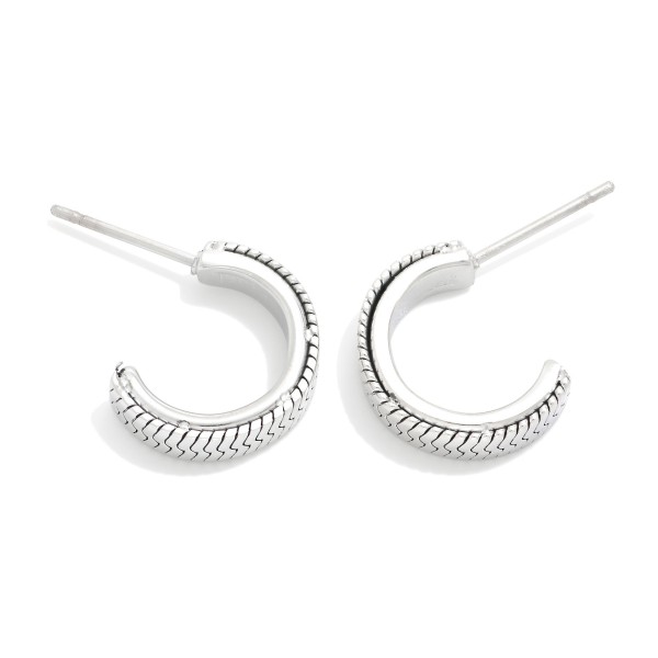 Herringbone Chain Link Hoop Earrings 

- Stainless Steel
- Approximately .5" D