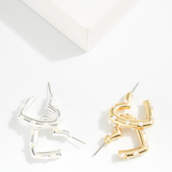 Metal Tone Heart Hoop Earring With Studded Pearls 

- Approximately 1" L 