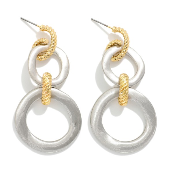 Chain Linked Metal Tone Circle Drop Earring Featuring Ribbed Detail 

- Approximately 2.5" L