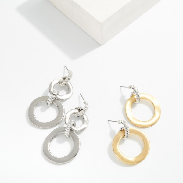 Chain Link Metal Tone Circle Drop Earring Featuring Ribbed Detail 

- Approximately 2.5" L