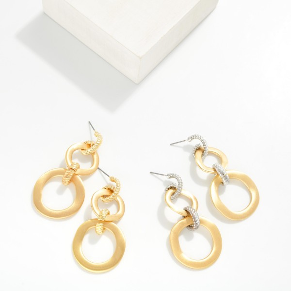 Chain Link Metal Tone Circle Drop Earring Featuring Ribbed Detail 

- Approximately 2.5" L