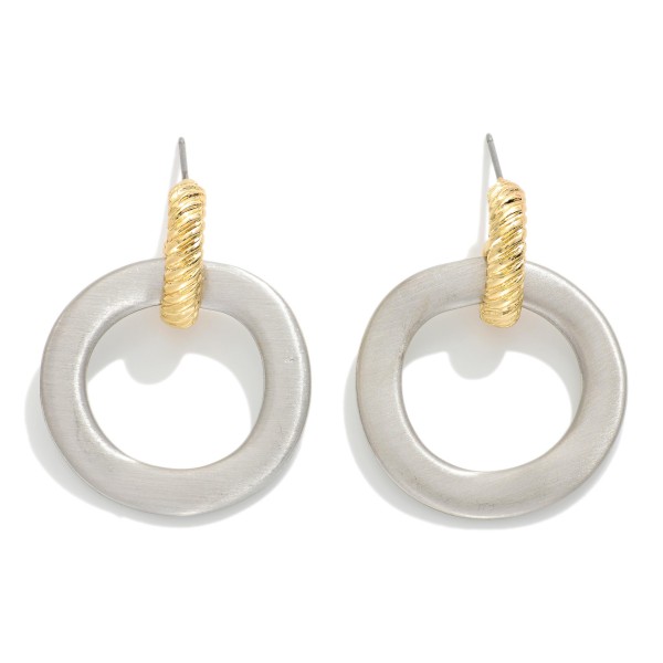 Linked Ribbed Metal & Flat Circle Post Drop Earrings 

- Approximately 1.5" L