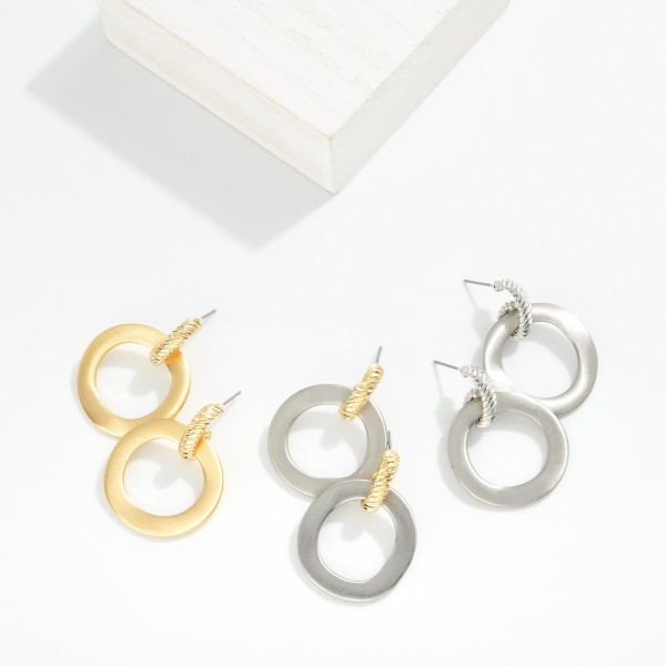 Linked Ribbed Metal & Flat Circle Post Drop Earrings 

- Approximately 1.5" L