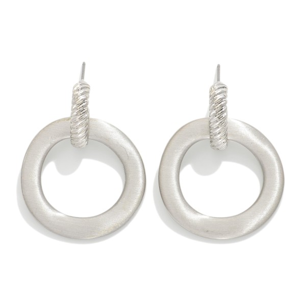 Linked Ribbed Metal & Flat Circle Post Drop Earrings 

- Approximately 1.5" L
