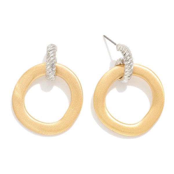 Linked Ribbed Metal & Flat Circle Post Drop Earrings 

- Approximately 1.5" L
