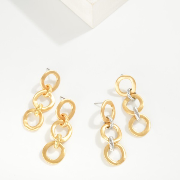 Chain Linked Metal Circle Drop Earring With Ribbed Detail

- Approximately 1.5" L 