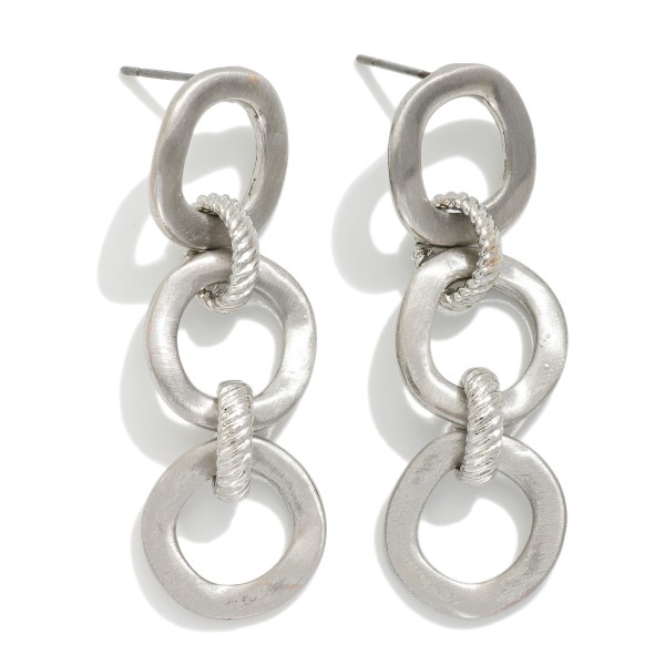 Chain Linked Metal Circle Drop Earring With Ribbed Detail

- Approximately 1.5" L 