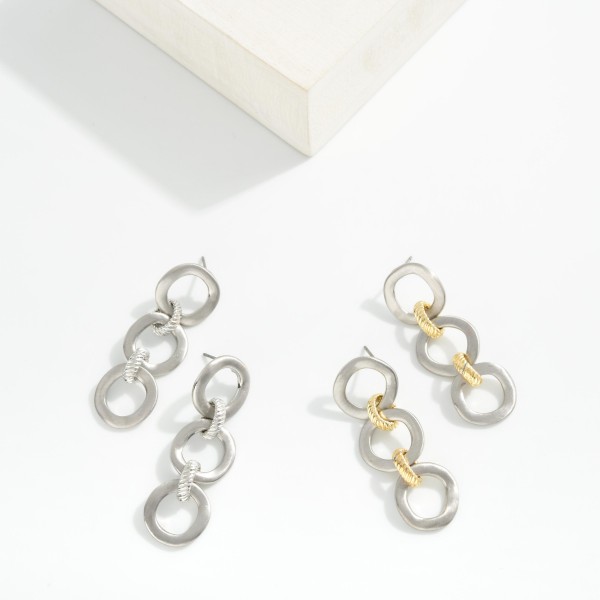 Chain Linked Metal Circle Drop Earring With Ribbed Detail

- Approximately 1.5" L 