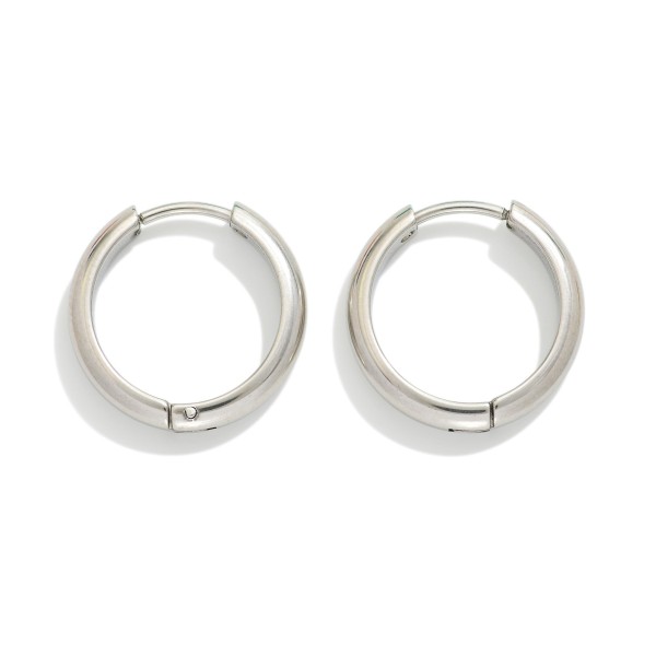 Metal Tone Hoop Earrings 

- Stainless Steel 
- Tarnish Resistant 
- Approximately .75" D