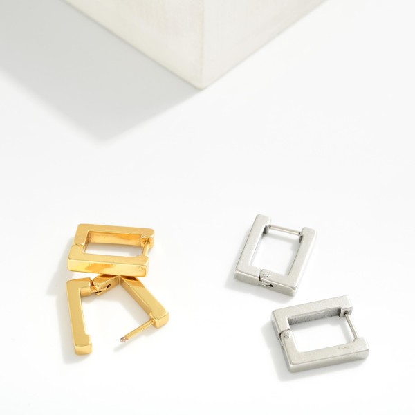 Metal Tone Square Hoop Earrings 

- Stainless Steel 
- Tarnish Resistant 
- Approximately .5" D