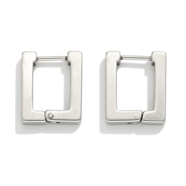 Metal Tone Square Hoop Earrings 

- Stainless Steel 
- Tarnish Resistant 
- Approximately .5" D
