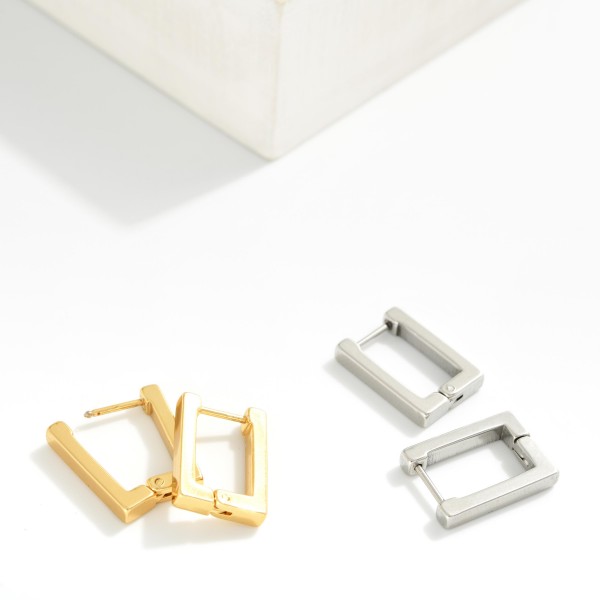 Metal Tone Square Hoop Earrings 

- Stainless Steel 
- Tarnish Resistant 
- Approximately .5" D