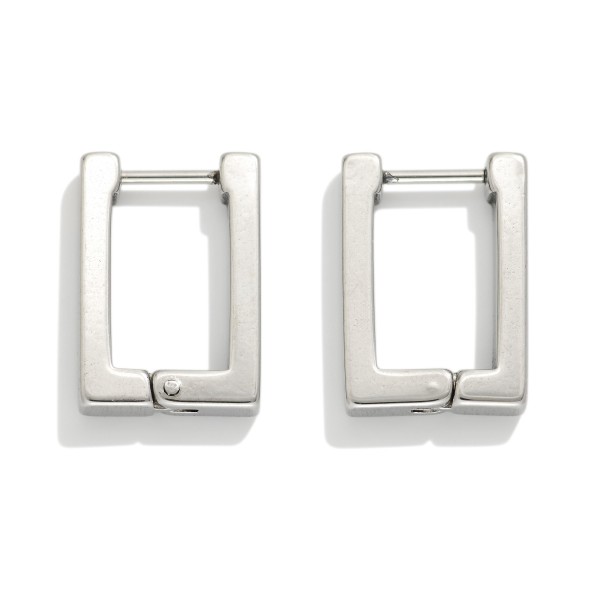 Metal Tone Square Hoop Earrings 

- Stainless Steel 
- Tarnish Resistant 
- Approximately .5" D