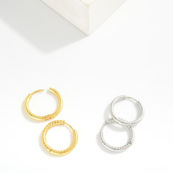 Ribbed Hoop Earrings 

- Stainless Steel 
- Tarnish Resistant 
- Approximately .75" D