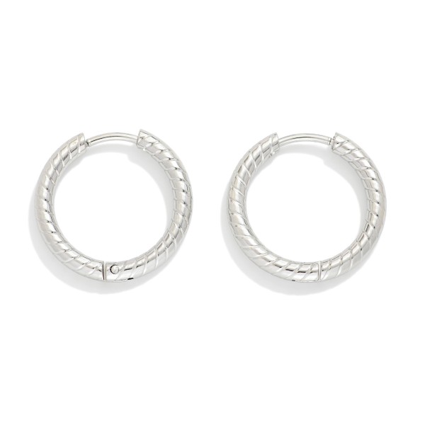 Ribbed Hoop Earrings 

- Stainless Steel 
- Tarnish Resistant 
- Approximately .75" D