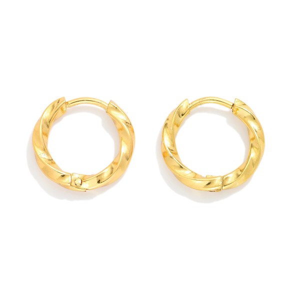 Twisted Metal Huggie Hoop Earrings 

- Stainless Steel 
- Tarnish Free
- Approximately .5" D