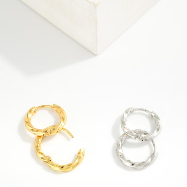 Twisted Metal Huggie Hoop Earrings 

- Stainless Steel 
- Tarnish Free
- Approximately .5" D