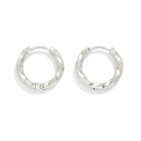 Twisted Metal Huggie Hoop Earrings 

- Stainless Steel 
- Tarnish Free
- Approximately .5" D