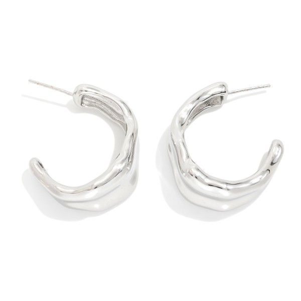 Wavy Metal Tone Hoop Earrings 

- Gold Dipped
- Approximately 1" D