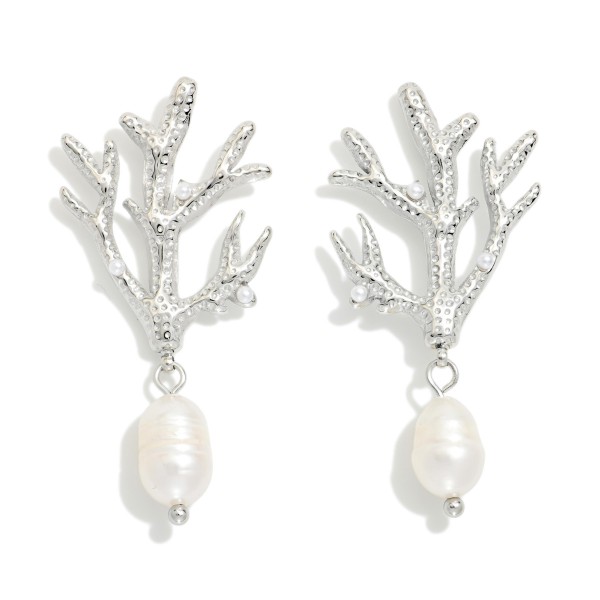 Metal Tone Coral & Pearl Drop Earrings 

- Stainless Steel 
- Approximately 1.25" L