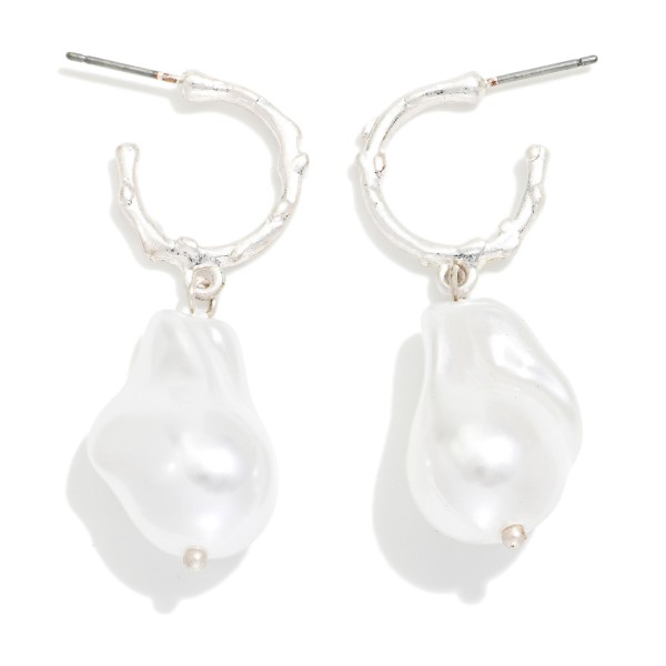 Metal Tone Hoop Earring Featuring Pearl Dangle Detail 

- Approximately 2" L 