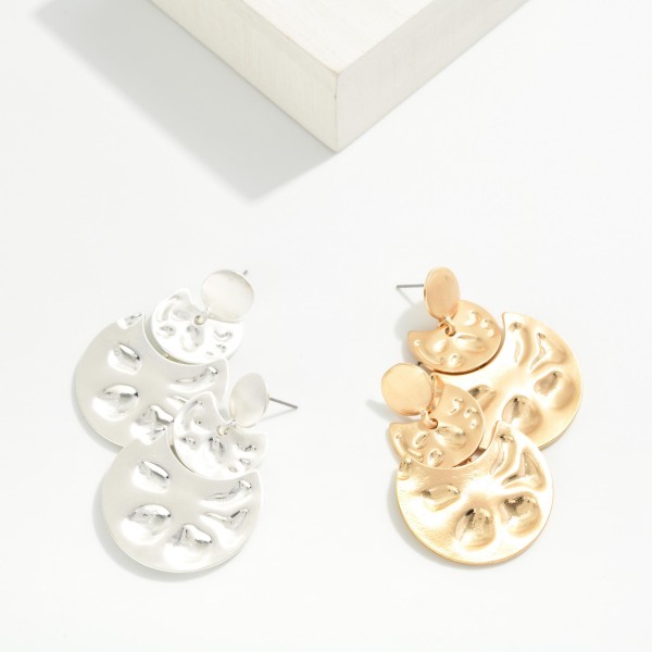 Textured Disc Drop Earrings layering a polished round post, a mid disc and an oversized coin, each pressed with an organic hammered pattern in a soft matte finish. The statement size is surprisingly light, so they stay comfortable through a full night out. A bold pick for holiday parties, concerts and artsy everyday looks. Sculptural metal statement earrings that boutiques can price for an easy markup.