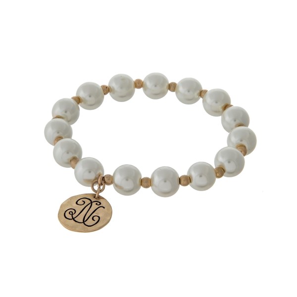 Wholesale gold stretch bracelet cream pearl beads hammered disc stamped script N