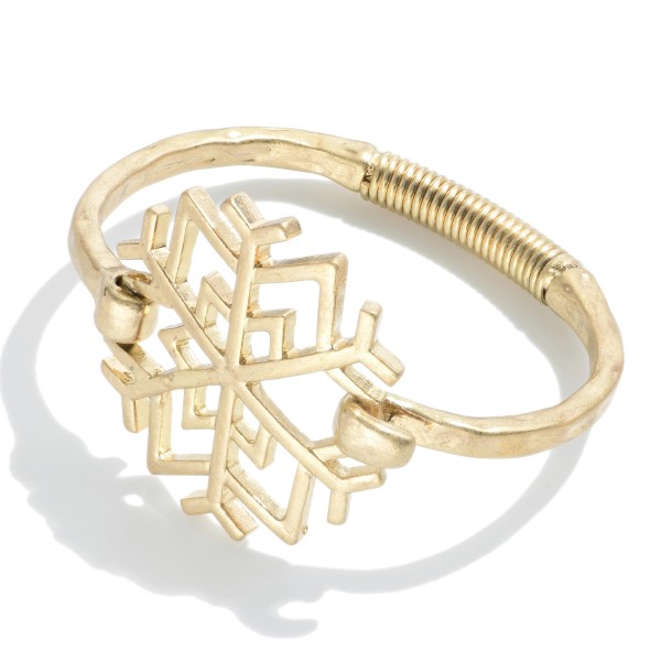 Gold Tone Snowflake Hinged Bangle Bracelet.

- Approximately 2.5" Diameter