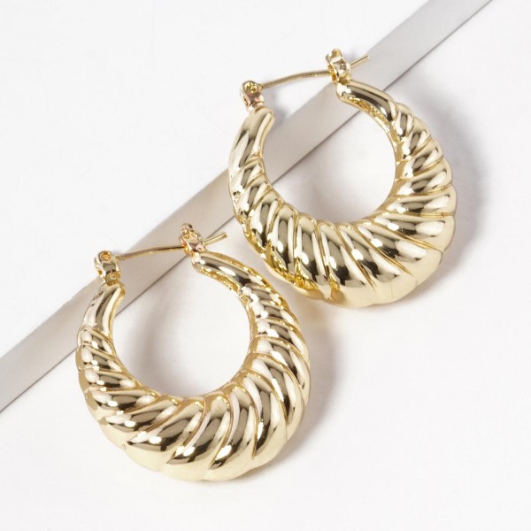Ribbed Taper Hoop Earrings 

- Gold Dipped
- Approximately .75" D