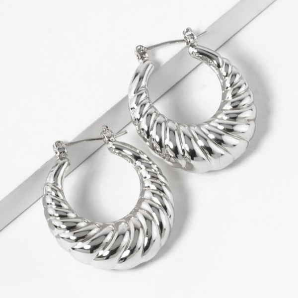 Ribbed Taper Hoop Earrings 

- Gold Dipped
- Approximately .75" D