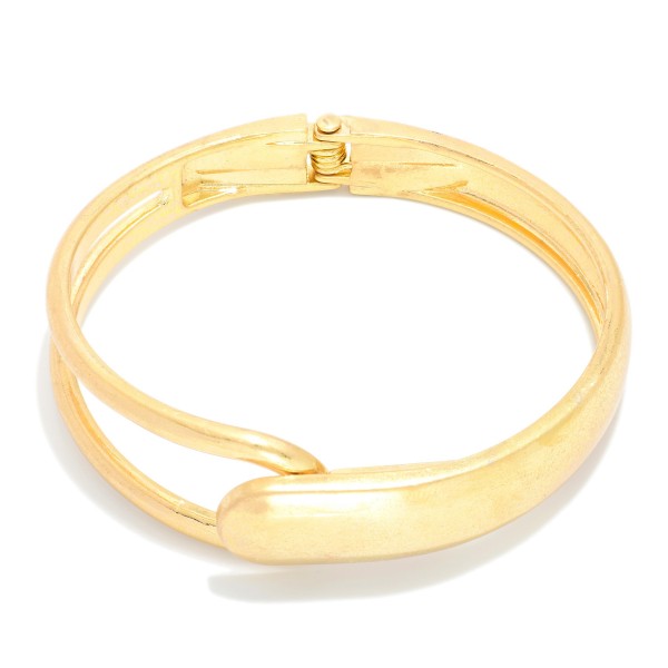 Metal Hinged Bangle Bracelet With Closure

- Approximately 2.5" D

