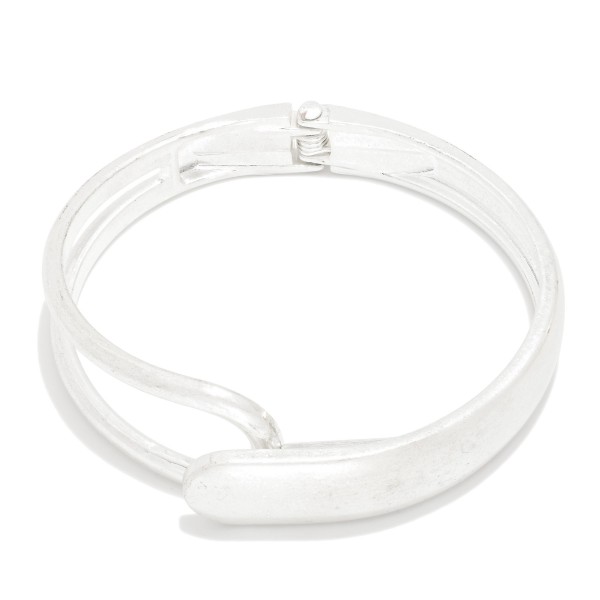 Metal Hinged Bangle Bracelet With Closure

- Approximately 2.5" D

